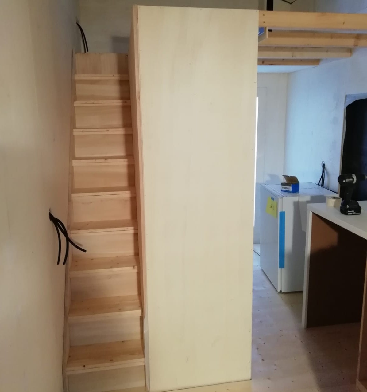 Tiny House Innenausbau Aufgang zum Schlafbereich