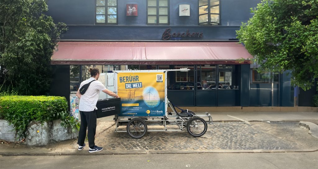 RecycleHero mit Lastenrad und EthikBank Werbung (mit künstlicher Intelligenz angepasst)