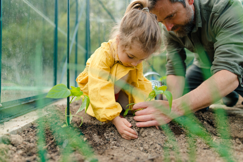 Vater pflanzt mit seiner Tochter